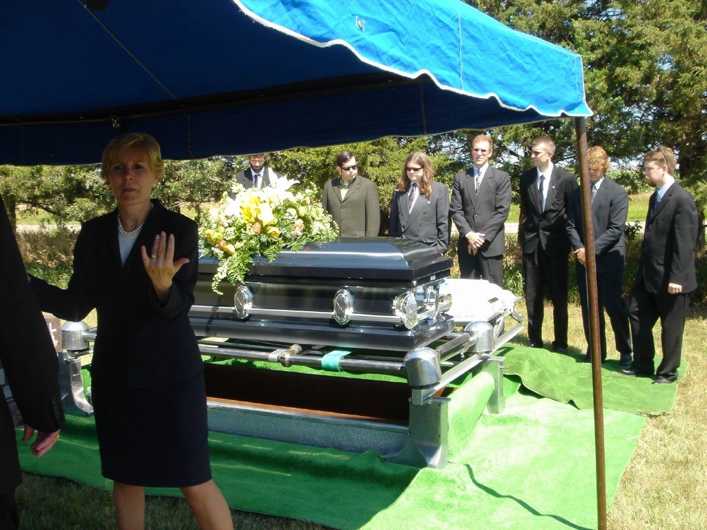 2004-07-29-29 Mom's Funeral.jpg